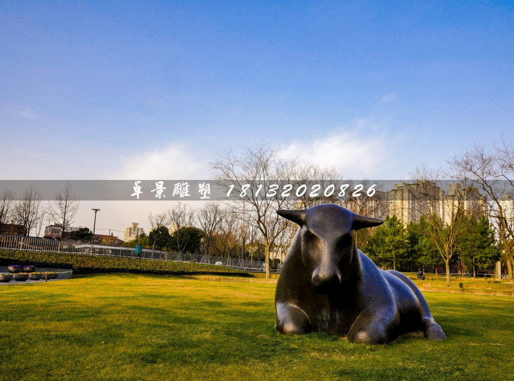 臥牛銅雕，草地銅牛雕塑