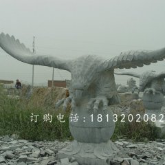 踩球老鷹石雕，青石雄鷹展翅雕塑