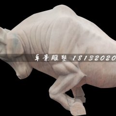 晚霞紅開荒牛雕塑，廣場石雕牛