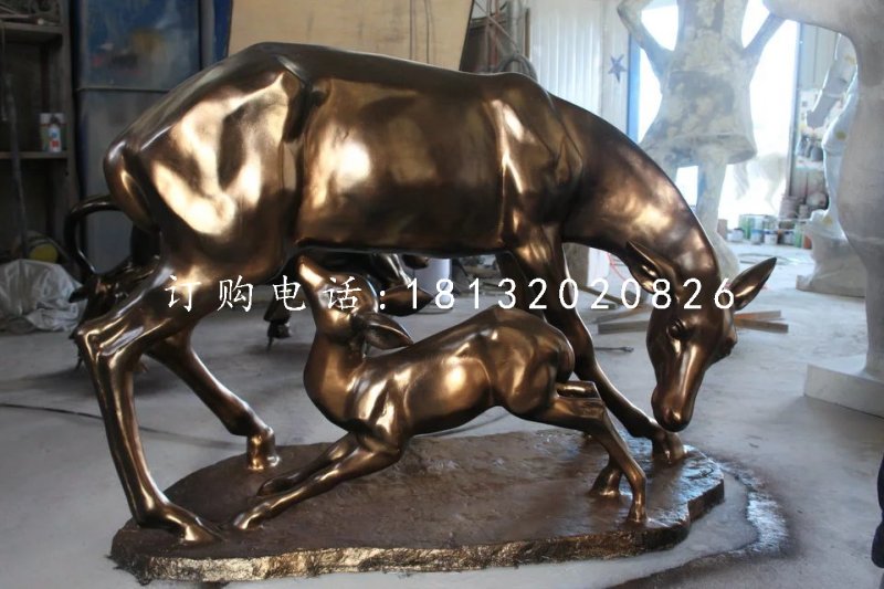 母子鹿雕塑，玻璃鋼仿銅動(dòng)物雕塑