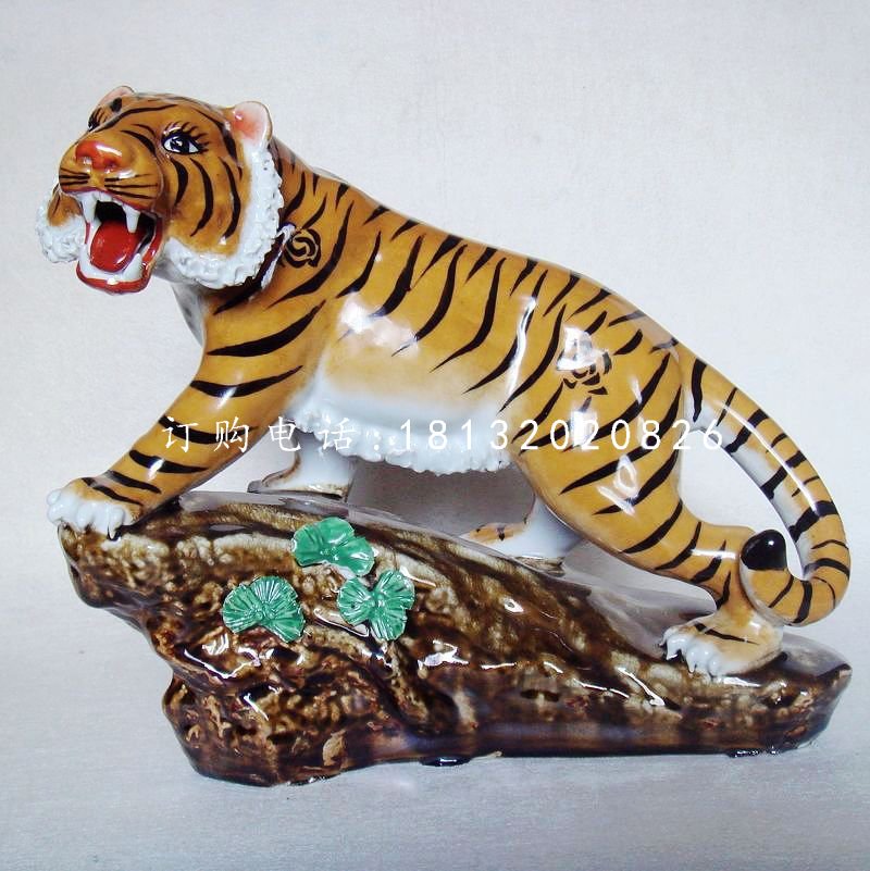 玻璃鋼老虎上山雕塑，動物雕塑