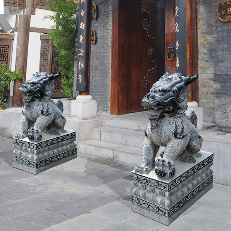 踩球麒麟石門墩，庭院門口石雕
