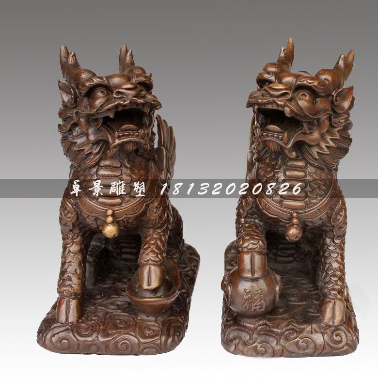 腳踩錢幣的麒麟銅雕，銅雕神獸