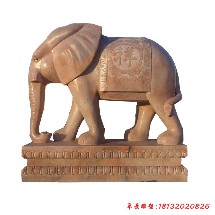 晚霞紅酒店門口鎮宅大象