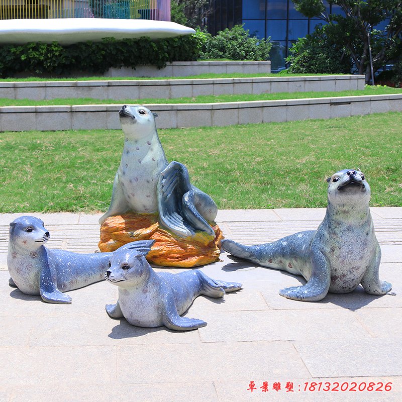 玻璃鋼仿真海豹?jiǎng)游锏袼? />此外，在擁有精致的雕刻細(xì)節(jié)的同時(shí)，雕塑還流露出了一種美滿的愛意，象征著家庭及友誼的美德。例如，海豹頭部的眼睛都直視著前方，似乎在追求一種永恒不變的真愛，而胸前的雕塑更像是情人之間的善良留念。傳達(dá)出一種相互關(guān)愛、包容和寬恕的氣氛，這也讓這尊海豹雕塑更加耐人尋味。<br>以上就是海豹雕塑的整體情況，顯而易見，并且不僅僅象征著勇氣和毅力，更隱含著一種更為深刻的社會(huì)、文化和情感的意義。<br>探究藝術(shù)中海豹雕塑的現(xiàn)實(shí)意義</p><br>    <div   id=