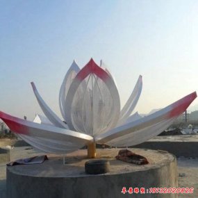 泉城廣場中的不銹鋼荷花雕塑