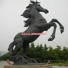 廣場銅雕馬