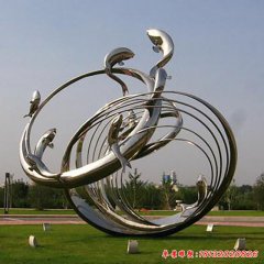 廣場魚雕塑